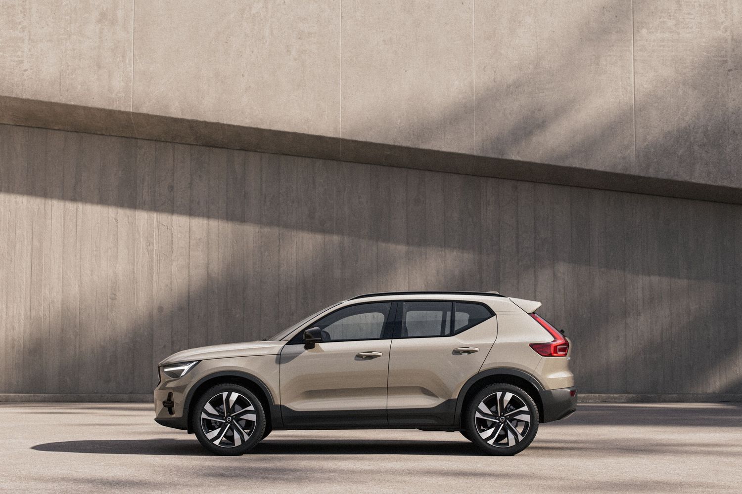 The Volvo XC40, available at Agnew Volvo Belfast. Side view of the model.