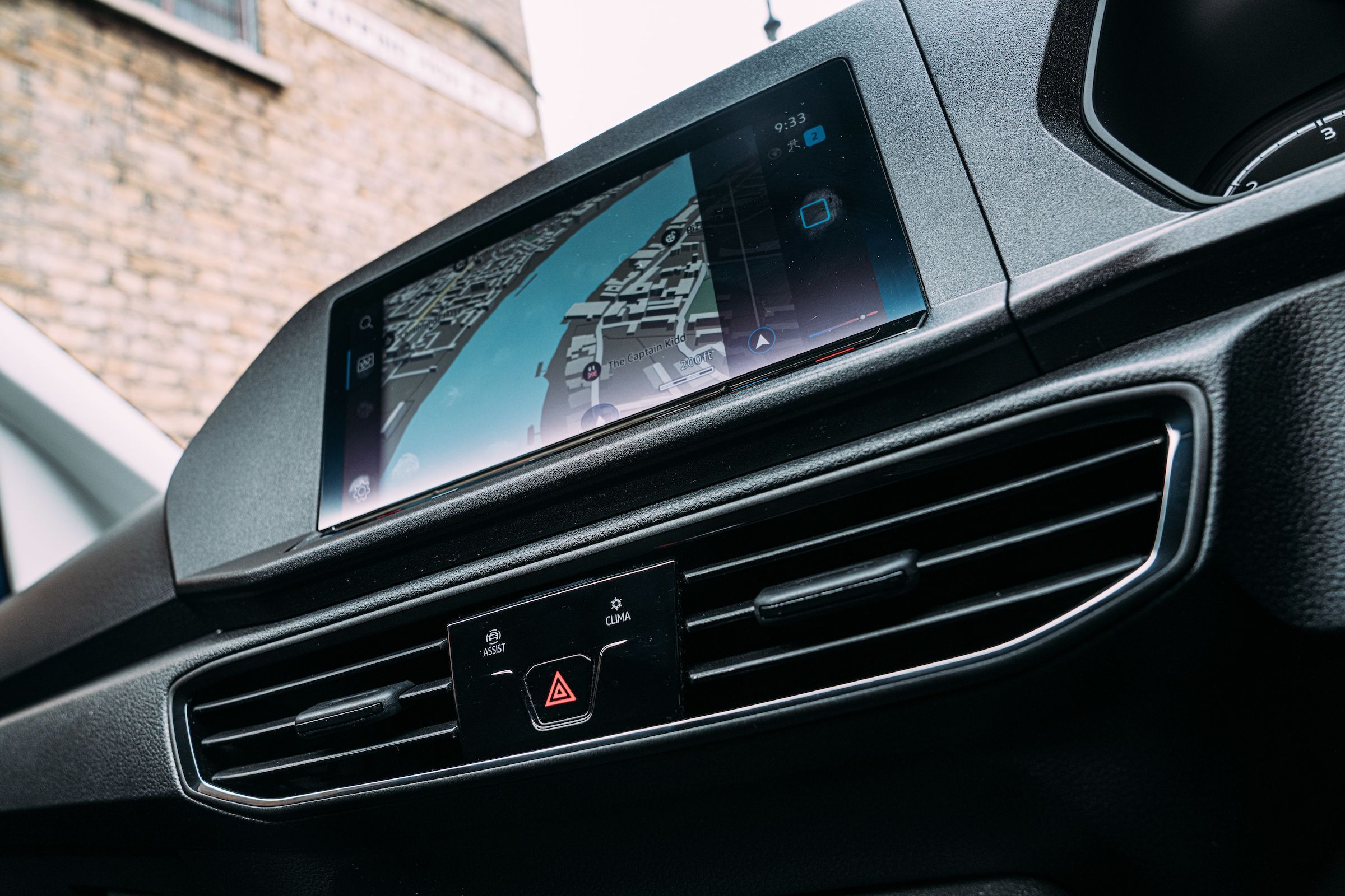 Interior view of the new Volkswagen Caddy in blue, close-up of the central console with map application on display