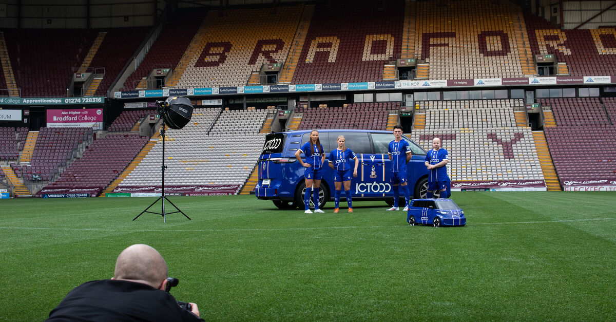 Bradford City players standing in front of Volkswagen ID.Buzz with Mini ID.Buzz in front