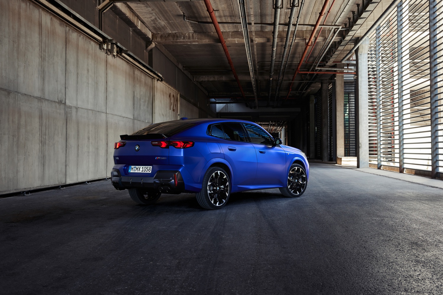 Rear side view of the BMW X2.