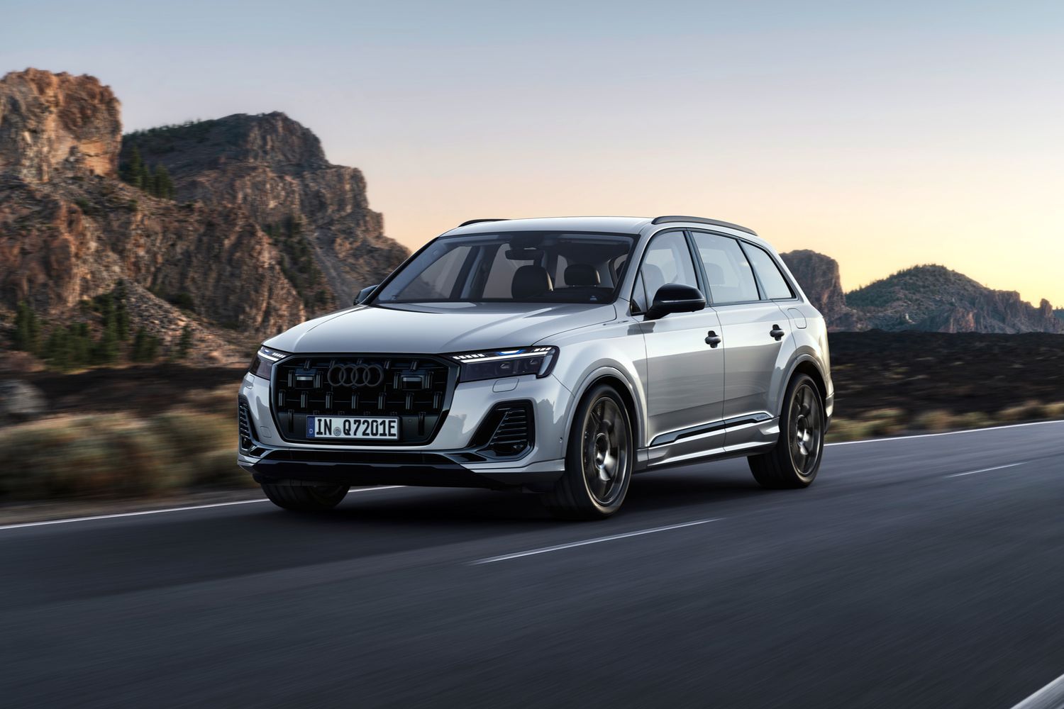 Front view of the Audi Q7 TFSI E.