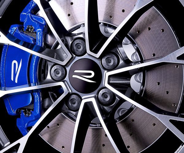 Close up of the new Golf R “Warmenau” wheel.